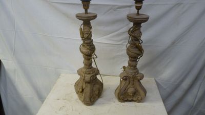 deux bougies posées sur une table