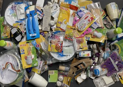 un tas d'objets pour enfants posés sur une table