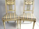 paire de chaises anciennes peintes, dont les assises sont recouvertes d'un tissu rayé bleu et blanc