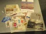 de nombreuses cartes postales différentes posées sur une table, avec une tour horloge en arrière-plan