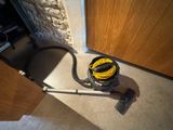 un aspirateur posé sur le sol à côté d'une porte