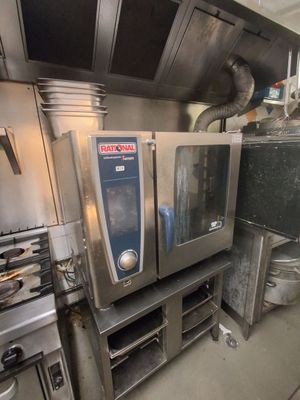 une cuisine professionnelle équipée de nombreux appareils en inox