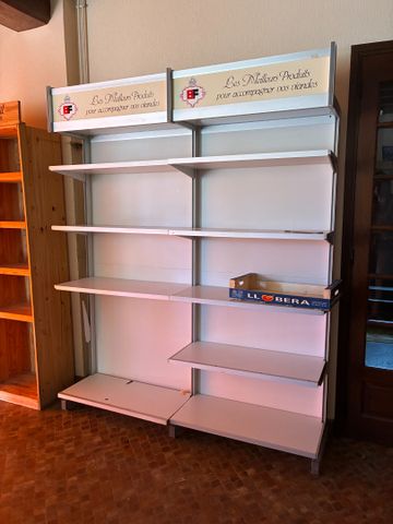 Deux travées de gondoles et une étagère