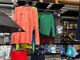 un présentoir de vêtements et de parapluies dans un magasin