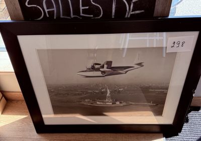 la photo d'une photo représentant un avion, dans un cadre