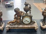 une horloge posée sur une table, à côté d'autres objets