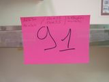 un post-it rose collé sur une étagère dans une cuisine