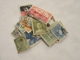 une pile de vieux timbres-poste posée sur une surface blanche