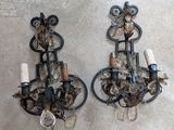 paire d'appliques anciennes en fer forgé, rehaussées de touches de verre et de métal