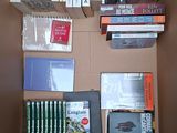 une boîte en carton sur laquelle sont posés de nombreux livres