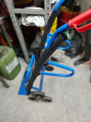 une paire de ciseaux posée sur un support