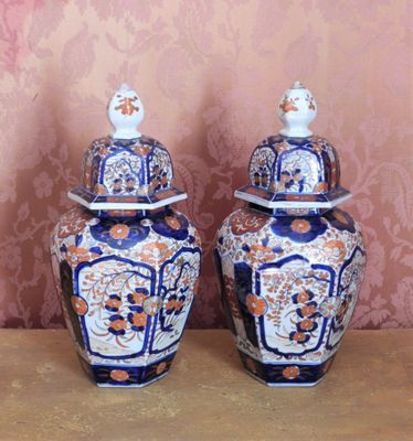deux vases bleus et blancs posés sur une table