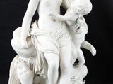 une statue blanche représentant une femme tenant un enfant dans ses bras