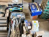 un tas d'objets divers éparpillés sur le sol d'un garage