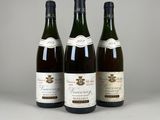 trois bouteilles de vin posées sur une table