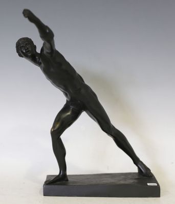 statue en bronze représentant un homme dans une pose, posée sur un socle en marbre