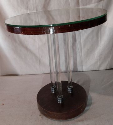 une table en verre avec un piètement en bois et un plateau en verre transparent