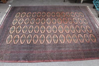 un tapis sur le sol avec une chaise en arrière-plan
