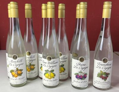six bouteilles de vin blanc sont alignées sur un comptoir