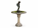 une petite statue représentant un garçon tenant un oiseau, posée sur un socle