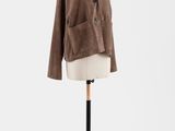 une veste marron posée sur un mannequin, sur fond blanc