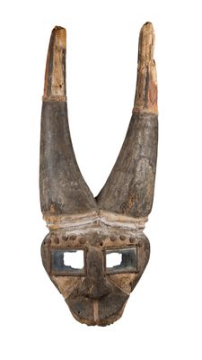 une image représentant un masque en bois muni de cornes sur fond blanc