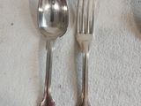 deux cuillères et une fourchette posées sur une table