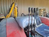 un tracteur garé à l'intérieur d'un bâtiment