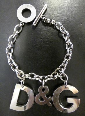 un bracelet en argent orné de deux lettres et d'une bague
