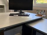 un bureau d'ordinateur équipé d'un clavier et d'un écran