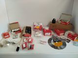 un grand nombre d'outils posés sur une table
