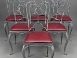 lot de six chaises avec des assises rembourrées rouges en forme de cœur