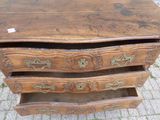 une table en bois sur laquelle se trouvent trois tiroirs