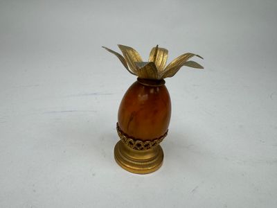 un petit vase orné d'un motif doré