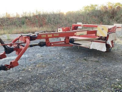 une image représentant un tracteur avec une remorque attelée à l'arrière