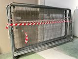 une grande cage métallique ornée d'une bande rouge et blanche