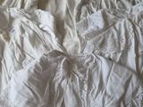 un lit blanc recouvert d'une couette blanche et de draps blancs