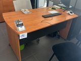 un bureau sur lequel se trouvent un ordinateur portable et un téléphone