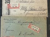 deux vieilles enveloppes affranchies, posées sur une table