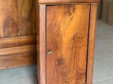 une armoire en bois dotée d'une porte sur le côté
