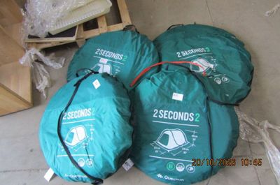 trois sacs verts posés par terre les uns à côté des autres