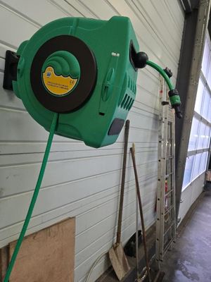 un tuyau vert fixé sur le côté d'un immeuble