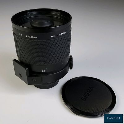 un objectif d'appareil photo posé sur un porte-gobelet