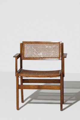 une image d'une chaise en bois avec un siège tissé sur un fond blanc