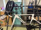 un vélo posé dans une pièce équipée d'un porte-vélos