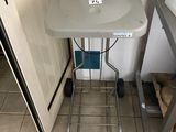 une petite table posée dans un coin d'une pièce