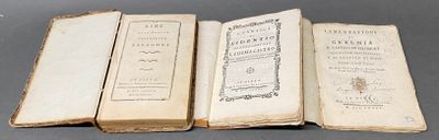 trois vieux livres empilés les uns sur les autres sur une table