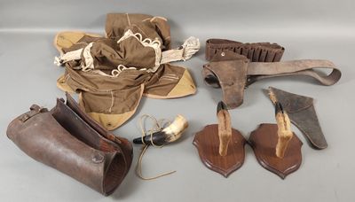 plusieurs paires de bottes en cuir, un chapeau et une paire de bottes en cuir
