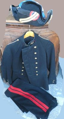 un costume et un chapeau posés sur une valise