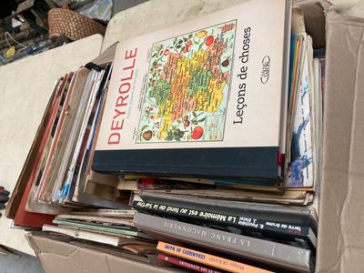une boîte pleine de livres posée sur le sol